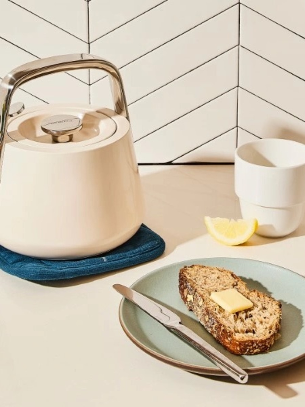 Cream Electric Kettle with Polished Handle - Unbranded